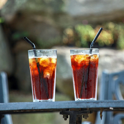 مقایسه کافئین در کلد برو و قهوه‌های دمی با آب گرم